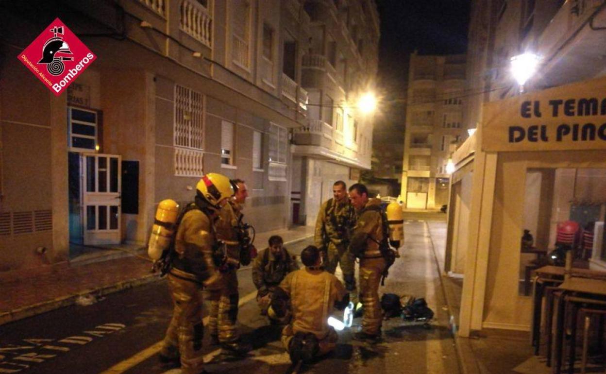 Ambos fuegos se han originado en Torrevieja después de la medianoche de este miércoles. 