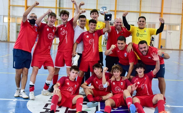 Imagen principal - Los jugadores celebran el triunfo, mantean al portero, Borja, y los porteros tras haber ganado. 