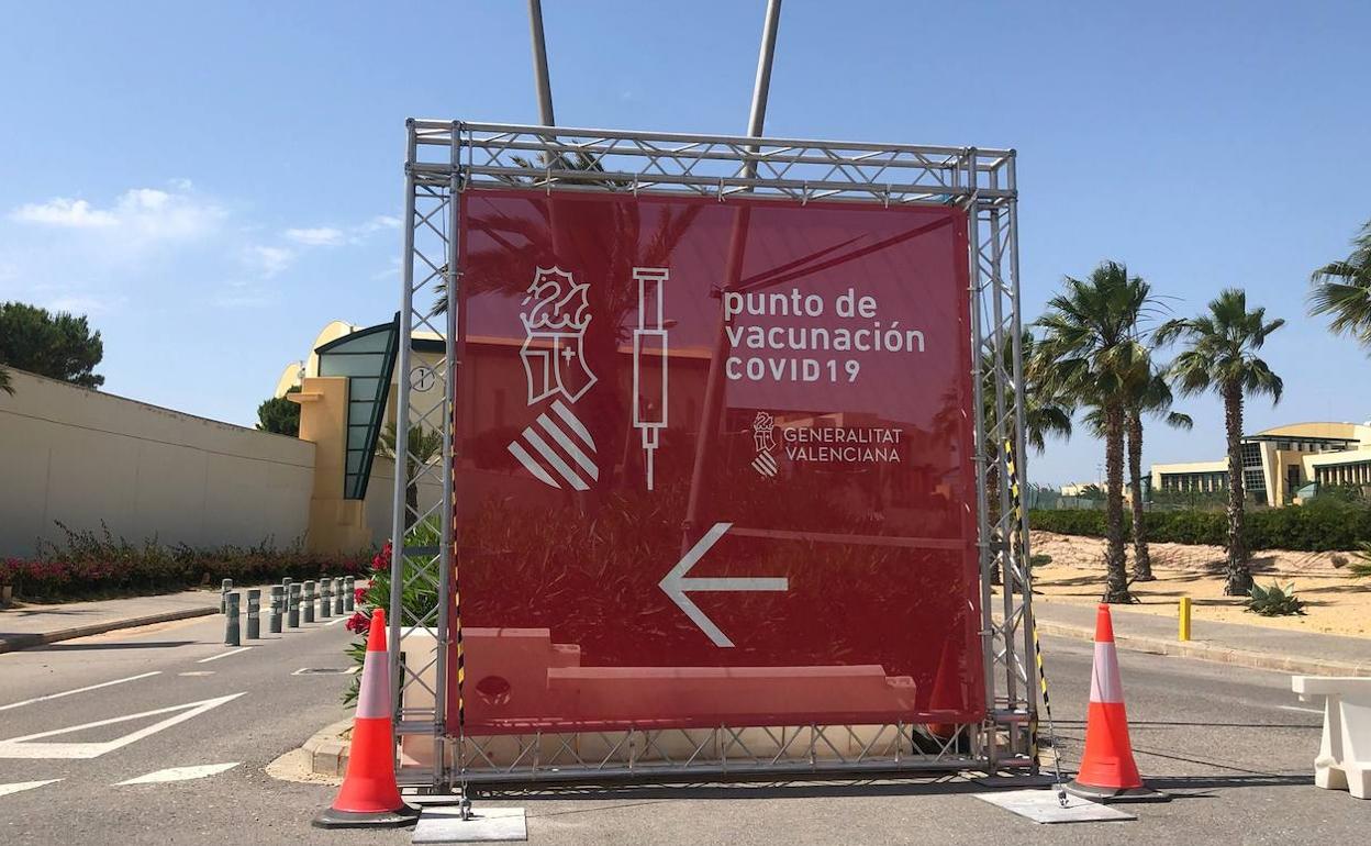 Accesos al punto de vacunación de Ciudad de la Luz. 