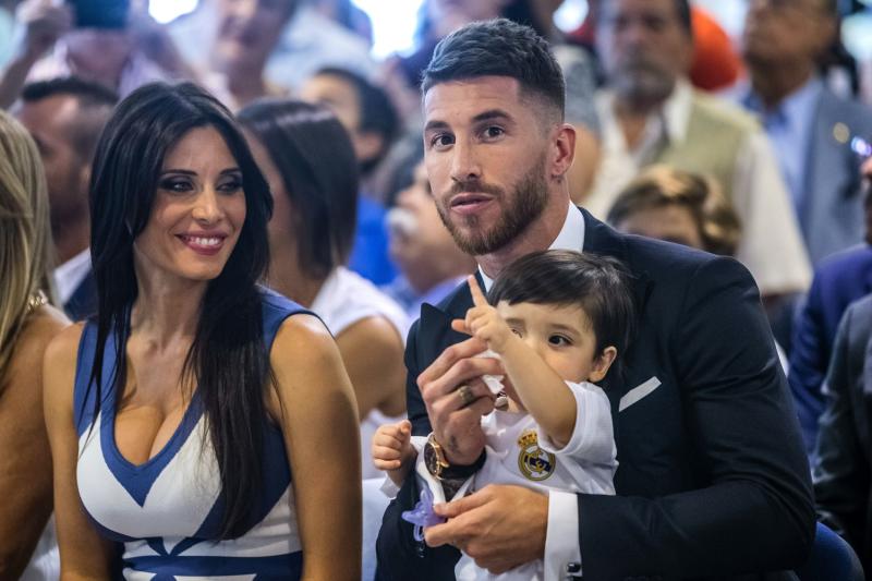 Año 2018. Sergio Ramos, acompañado de Pilar Rubio y el hijo de ambos, durante el acto de renovación de su último contrato.