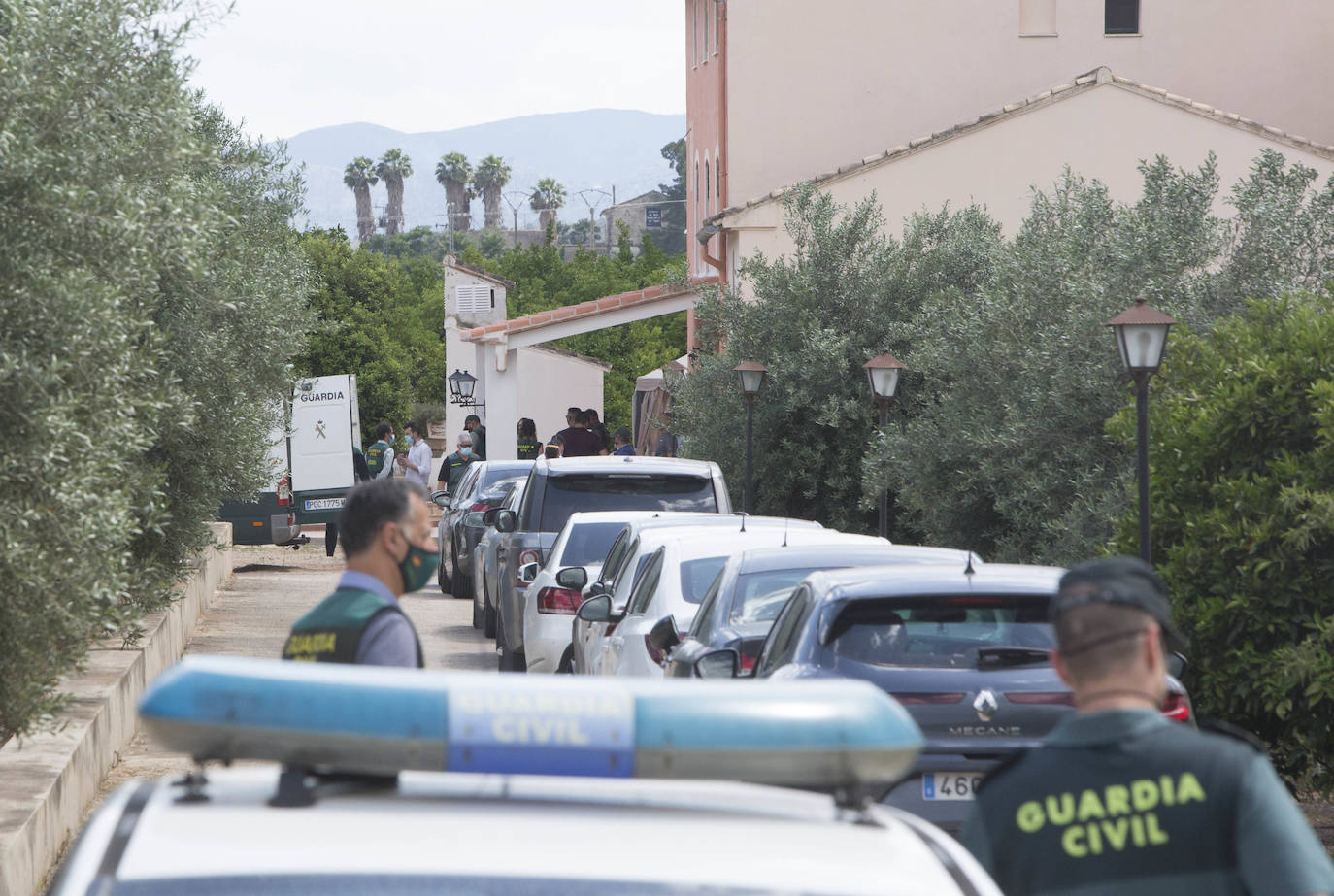 Los investigadores han trasladado al sospechoso a la parcela y han inspeccionado el terreno con perros adiestrados y un georradar en la búsqueda de restos cadavéricos, que finalmente han encontrado en un pozo dentro de la finca familiar del detenido.