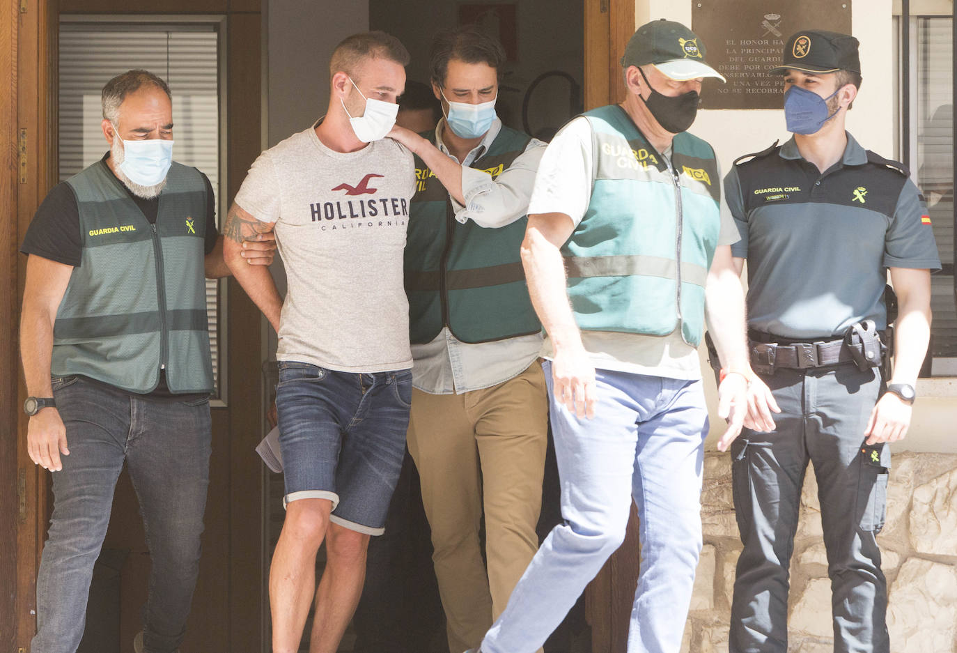 Los investigadores han trasladado al sospechoso a la parcela y han inspeccionado el terreno con perros adiestrados y un georradar en la búsqueda de restos cadavéricos, que finalmente han encontrado en un pozo dentro de la finca familiar del detenido.