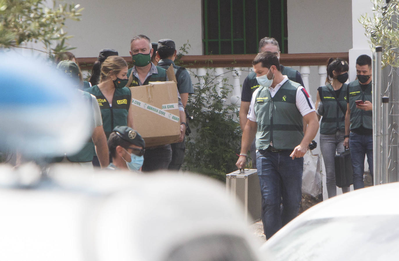 Los investigadores han trasladado al sospechoso a la parcela y han inspeccionado el terreno con perros adiestrados y un georradar en la búsqueda de restos cadavéricos, que finalmente han encontrado en un pozo dentro de la finca familiar del detenido.