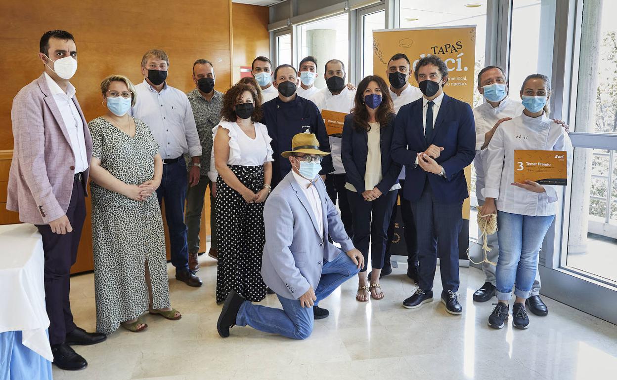 Los ganadores y el jurado, acompañados del secretario autonómico de Turismo, Francesc Colomer.