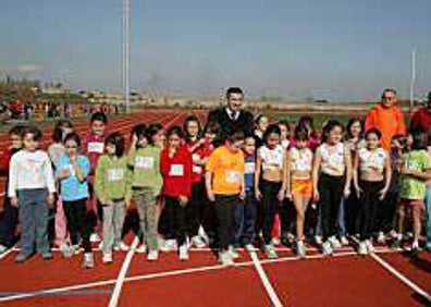 Imagen secundaria 1 - LAS PROVINCIAS, testigo de la carrera de Aspar que inauguró su ciudad deportiva en Alzira (bajo izquierda). 