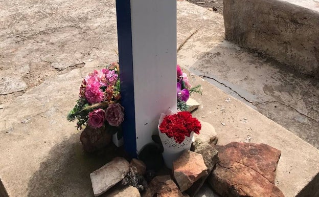 Flores, a los pies de un monumento junto al santuario. 