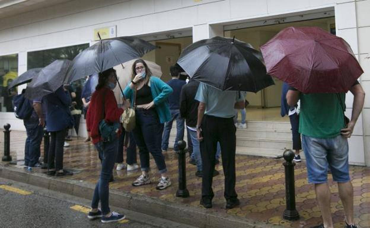 Colas para renovar el DNI tras el confinamiento de 2020. 