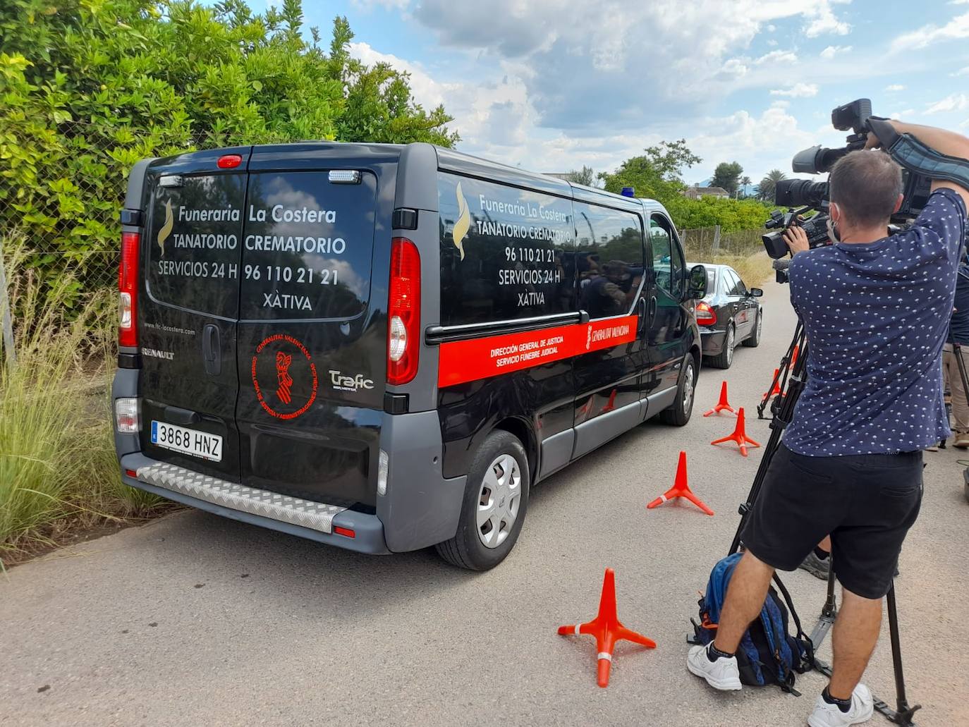 Los investigadores han trasladado al sospechoso a la parcela y han inspeccionado el terreno con perros adiestrados y un georradar en la búsqueda de restos cadavéricos, que finalmente han encontrado en un pozo dentro de la finca familiar del detenido.