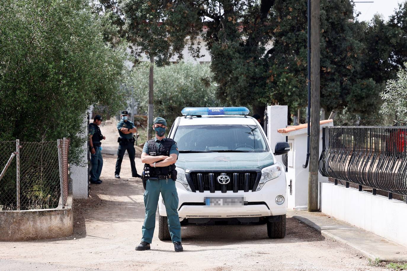 Los investigadores han trasladado al sospechoso a la parcela y han inspeccionado el terreno con perros adiestrados y un georradar en la búsqueda de restos cadavéricos, que finalmente han encontrado en un pozo dentro de la finca familiar del detenido.