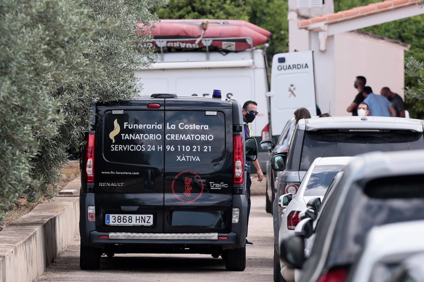 Los investigadores han trasladado al sospechoso a la parcela y han inspeccionado el terreno con perros adiestrados y un georradar en la búsqueda de restos cadavéricos, que finalmente han encontrado en un pozo dentro de la finca familiar del detenido.