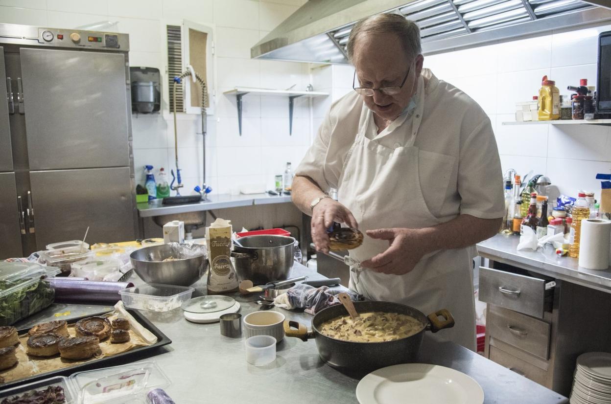 Levyckyl Vladimir en la cocina de su restaurante. 