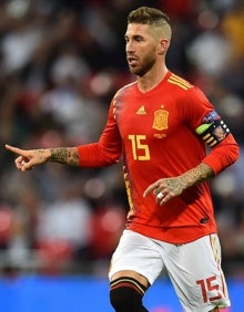 Imagen secundaria 2 - Cristiano Ronaldo, uno de los prescriptores de la raya afeitada en el lado. Jordi Alba lleva un look con raya al lado, que nos recuerda a 'Arthur' de Peaky Blinders.Sergio Ramos ha pasado de la melena a tener el pelo rapado en los laterales.