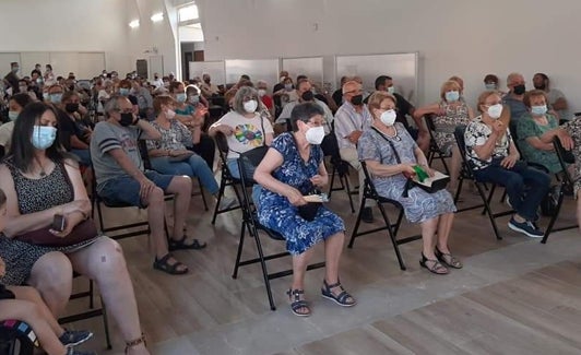 Vecinos durante la asamblea de este jueves. 