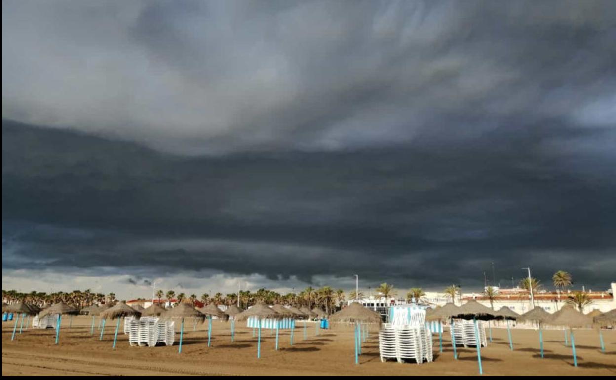 Nubes en la playa de Valencia.