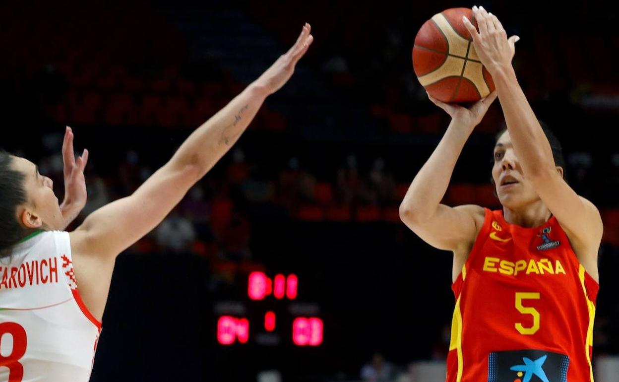 Cristina Ouviña realiza un lanzamiento en el último partido de la Selección Española