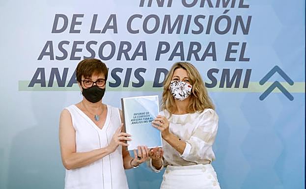 La ministra de Trabajo, Yolanda Díaz, y la presidenta de la comisión de expertos del SMI. 