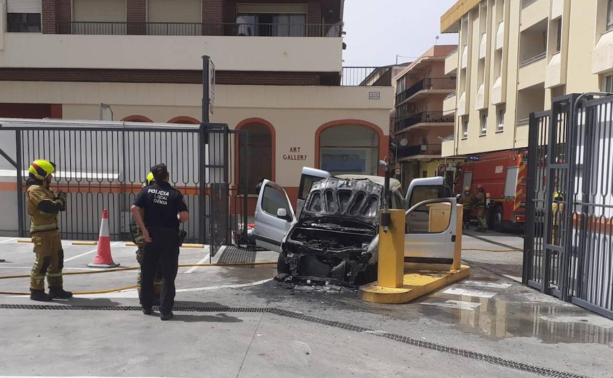 El coche quemado a la entrada del aparcamiento del supermercado. 