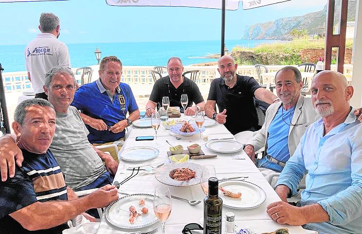 Toni Marí celebra la entrega de una escultura a Diego Mena con Luis Fco. Esplá y Edgard Eslama, entre otros.