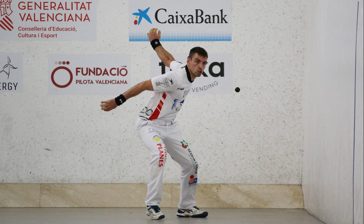 De la Vega juega una pelota desde el lado del resto en su semifinal contra Pere Roc II. 