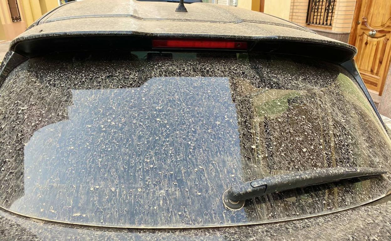 Así estaban muchos coches esta mañana tras la madrugada de lluvia de barro en Valencia. 