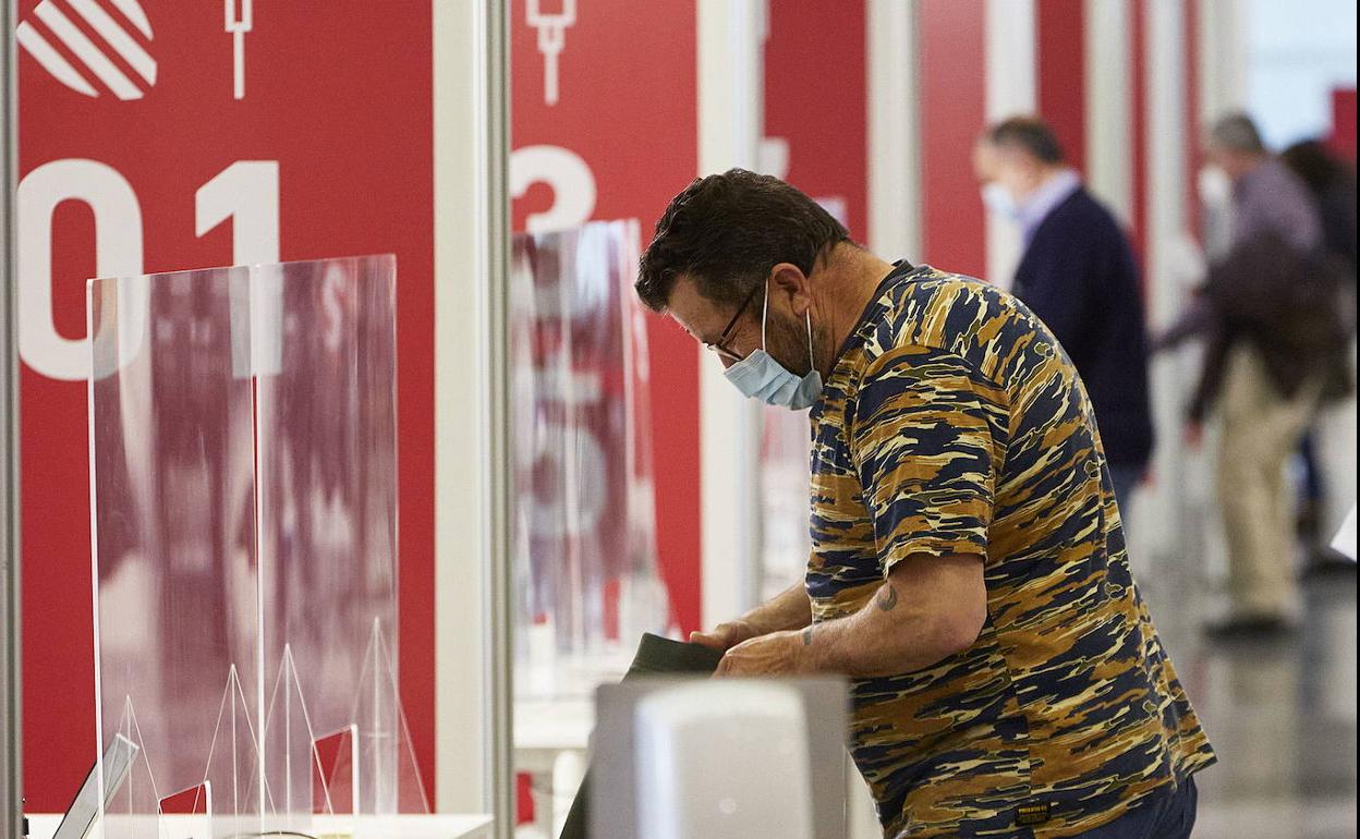 Un ciudadano espera para vacunarse en el Museo Príncipe Felipe. 