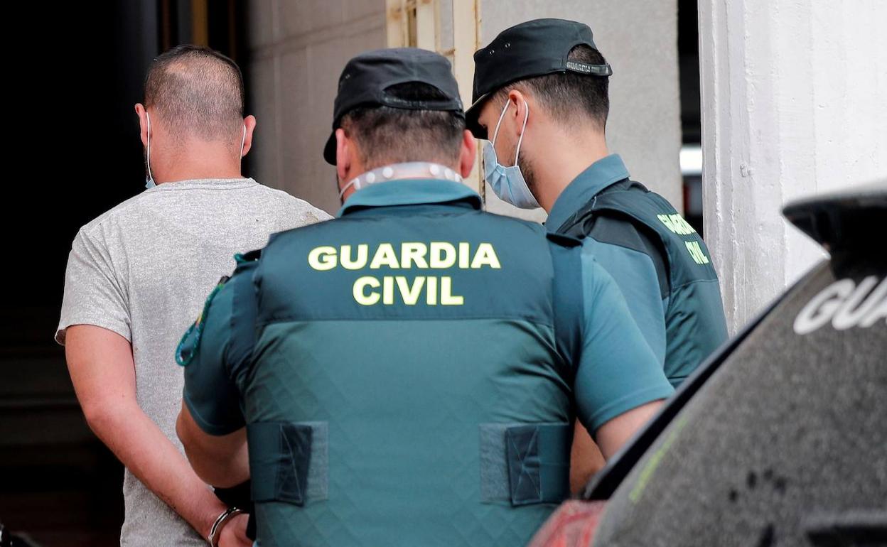 El detenido, entrando en dependencias de la Guardia Civil. 