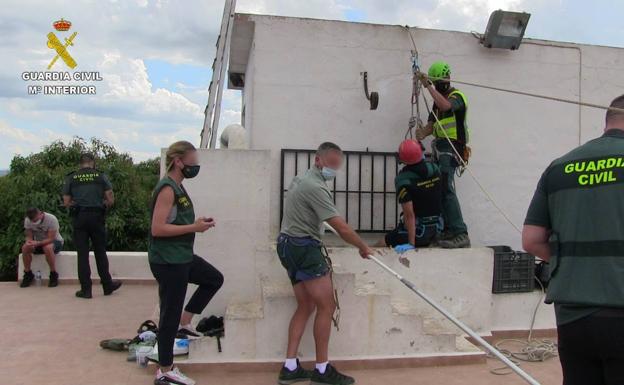 Imagen principal - Wafaa murió asfixiada y la Guardia Civil sospecha que el detenido mató a otra mujer