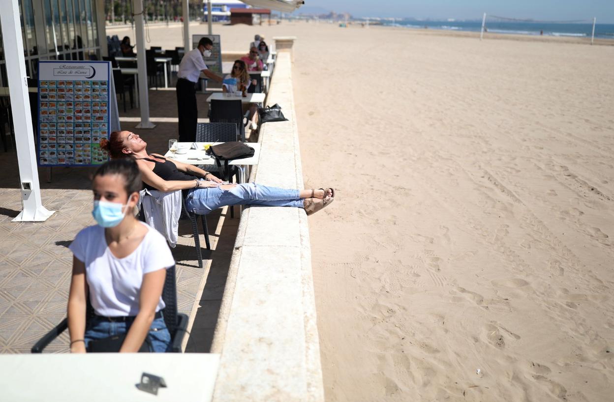 Terraza en la zona de la playa de Valencia. reUTERS/Nacho Doce