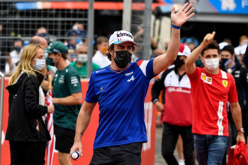 Alonso saluda a los fans minutos antes del GP de Francia.