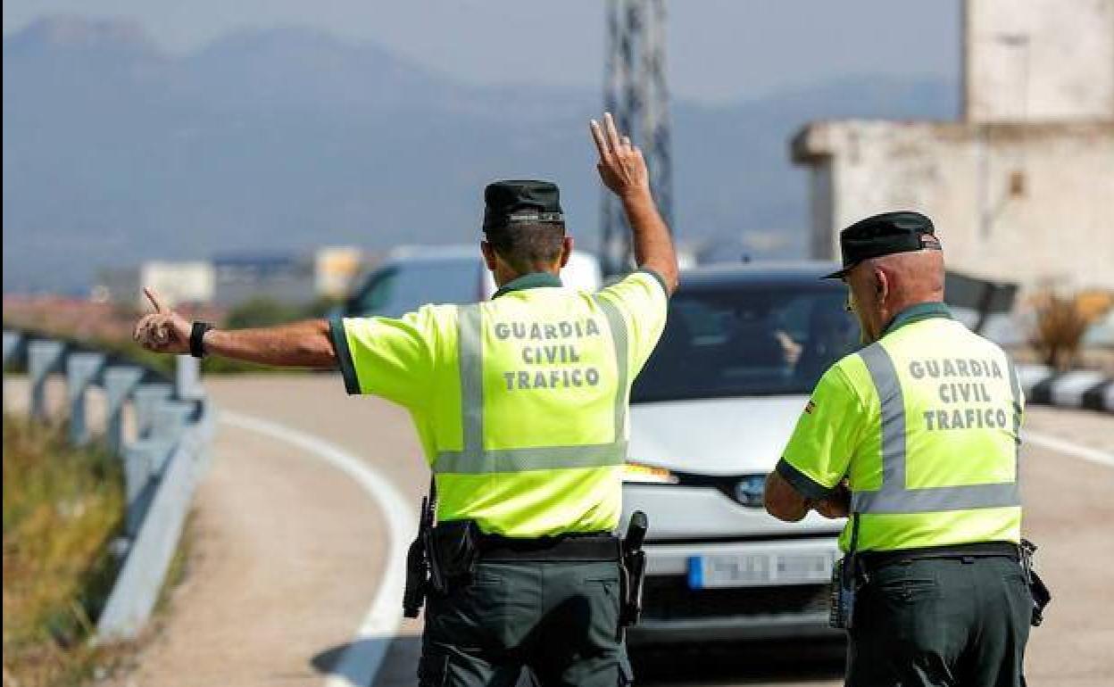 Una pareja de la Guardia Civil de Tráfico.