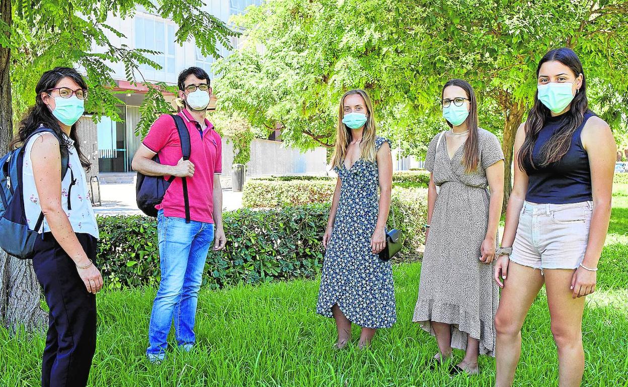 Claudia y Miquel, a la izquierda, junto a tres alumnas del IES Rascanya, entre ellas Ithiel y Judith (a la derecha de la imagen). 