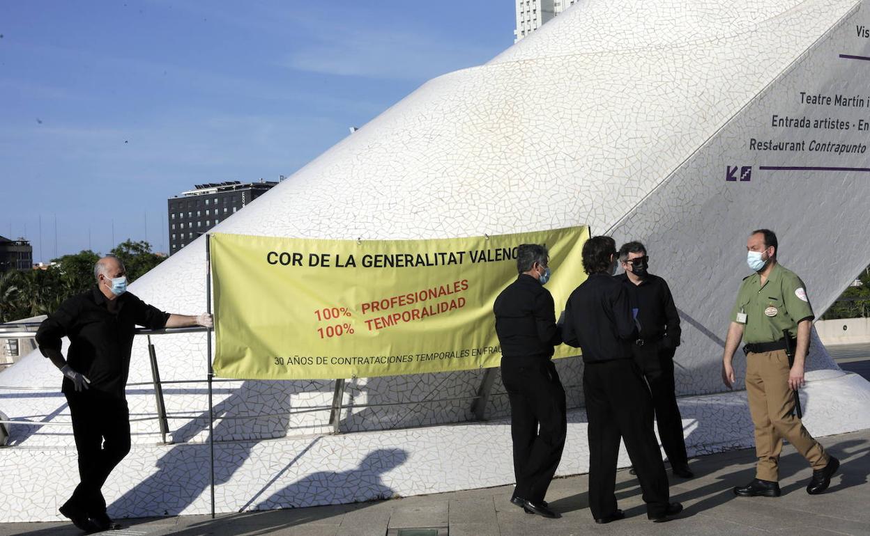 Una de las protestas del Cor de la Generalitat frente a les Arts. 