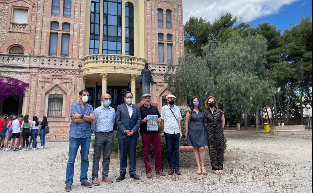 El conseller, Vicent Soler, Carles Dolç, Josep Guía, el alcalde de Alaquàs y responsables del IES en el convento de La Purísima. 