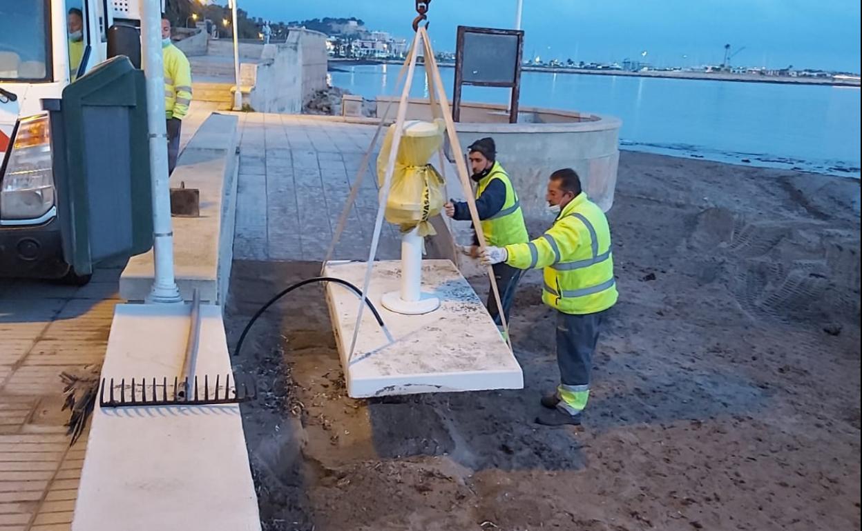 Instalación de lavapiés en la playa de Marineta Cassiana en Dénia.