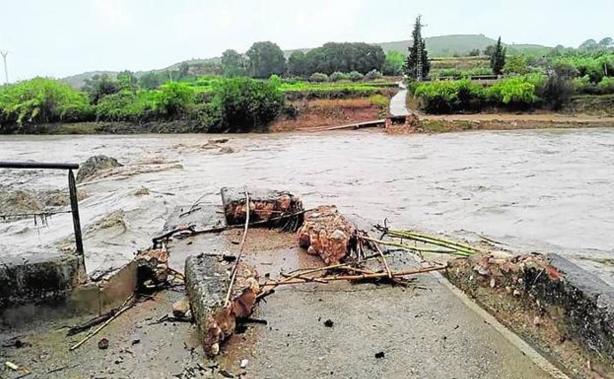 El puente desapareció debido al a crecida que sufrió el río Clariano en diciembre de 2019. 