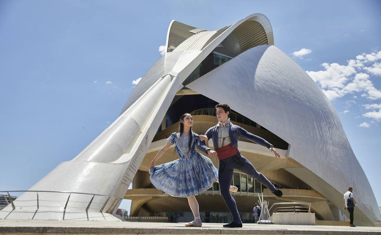 Los bailarines de 'Giselle', hoy, han actuado en el entorno de la Ciudad de las Artes y las Ciencias. 