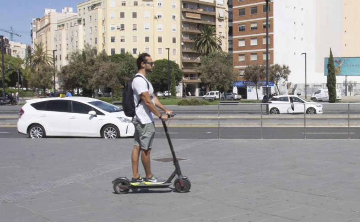 Un hombre, en patinete por Valencia.