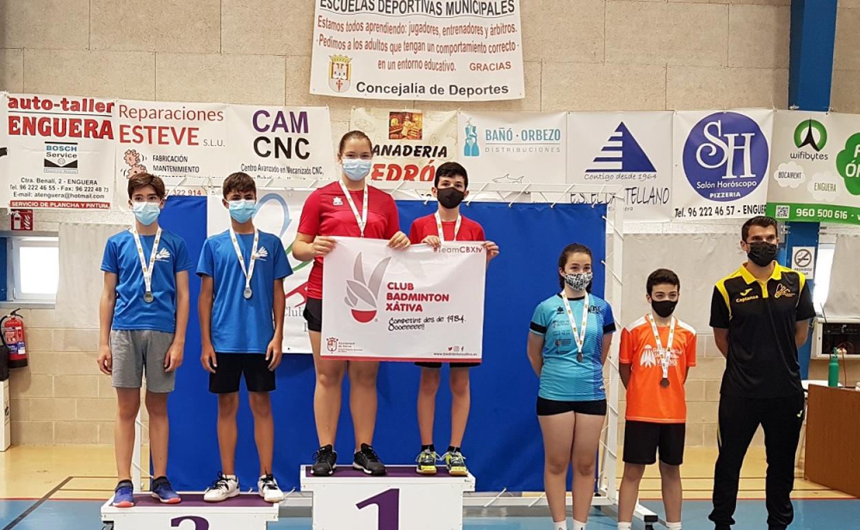 Los ganadores de dobles, Sarai Ramón y Ximo Torres, en lo más alto de podio. 