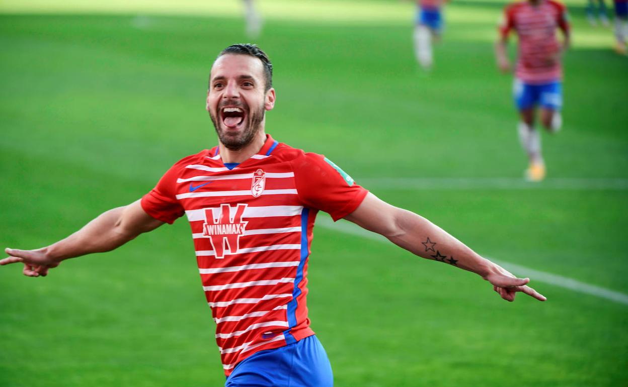 Roberto Soldado celebra un gol con el Granada durante la última temporada.