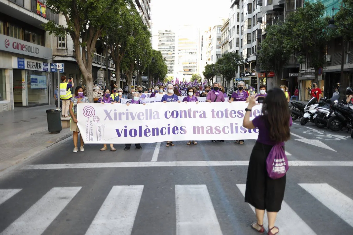 Colectivos feministas se han reunido este martes por la tarde en el centro de Valencia para protestar contra los crímenes machistas que se siguen produciendo en España y en la Comunitat, como el caso de Wafaa, en la Pobla Llarga. El asesino confeso de la joven, que estaba obsesionado con ella, lanzó el cadáver al pozo de una finca familiar, donde fue encontrado la pasada semana por la Guardia Civil. 