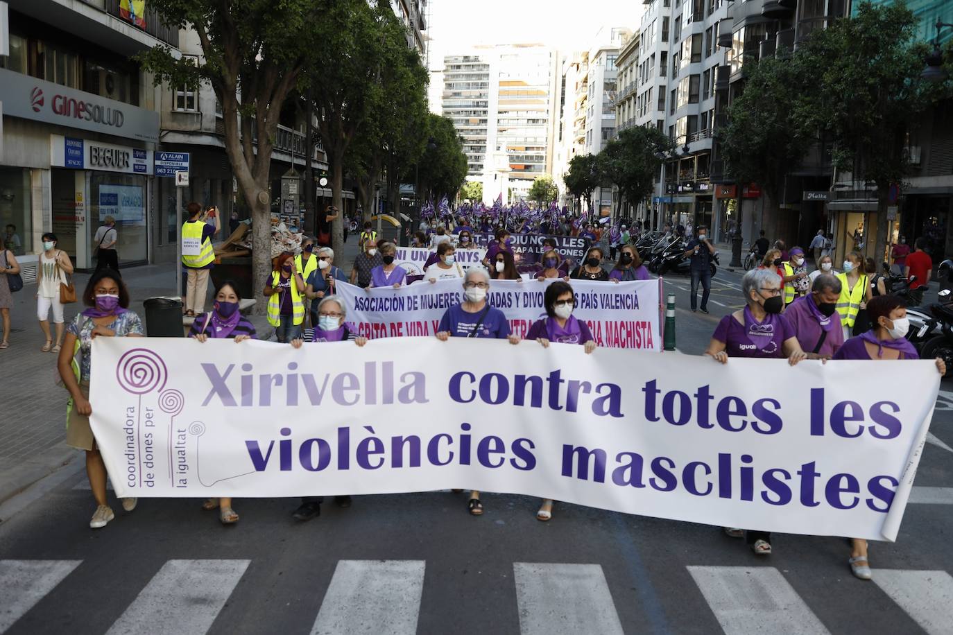 Colectivos feministas se han reunido este martes por la tarde en el centro de Valencia para protestar contra los crímenes machistas que se siguen produciendo en España y en la Comunitat, como el caso de Wafaa, en la Pobla Llarga. El asesino confeso de la joven, que estaba obsesionado con ella, lanzó el cadáver al pozo de una finca familiar, donde fue encontrado la pasada semana por la Guardia Civil. 