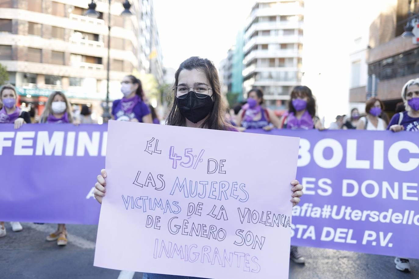 Colectivos feministas se han reunido este martes por la tarde en el centro de Valencia para protestar contra los crímenes machistas que se siguen produciendo en España y en la Comunitat, como el caso de Wafaa, en la Pobla Llarga. El asesino confeso de la joven, que estaba obsesionado con ella, lanzó el cadáver al pozo de una finca familiar, donde fue encontrado la pasada semana por la Guardia Civil. 