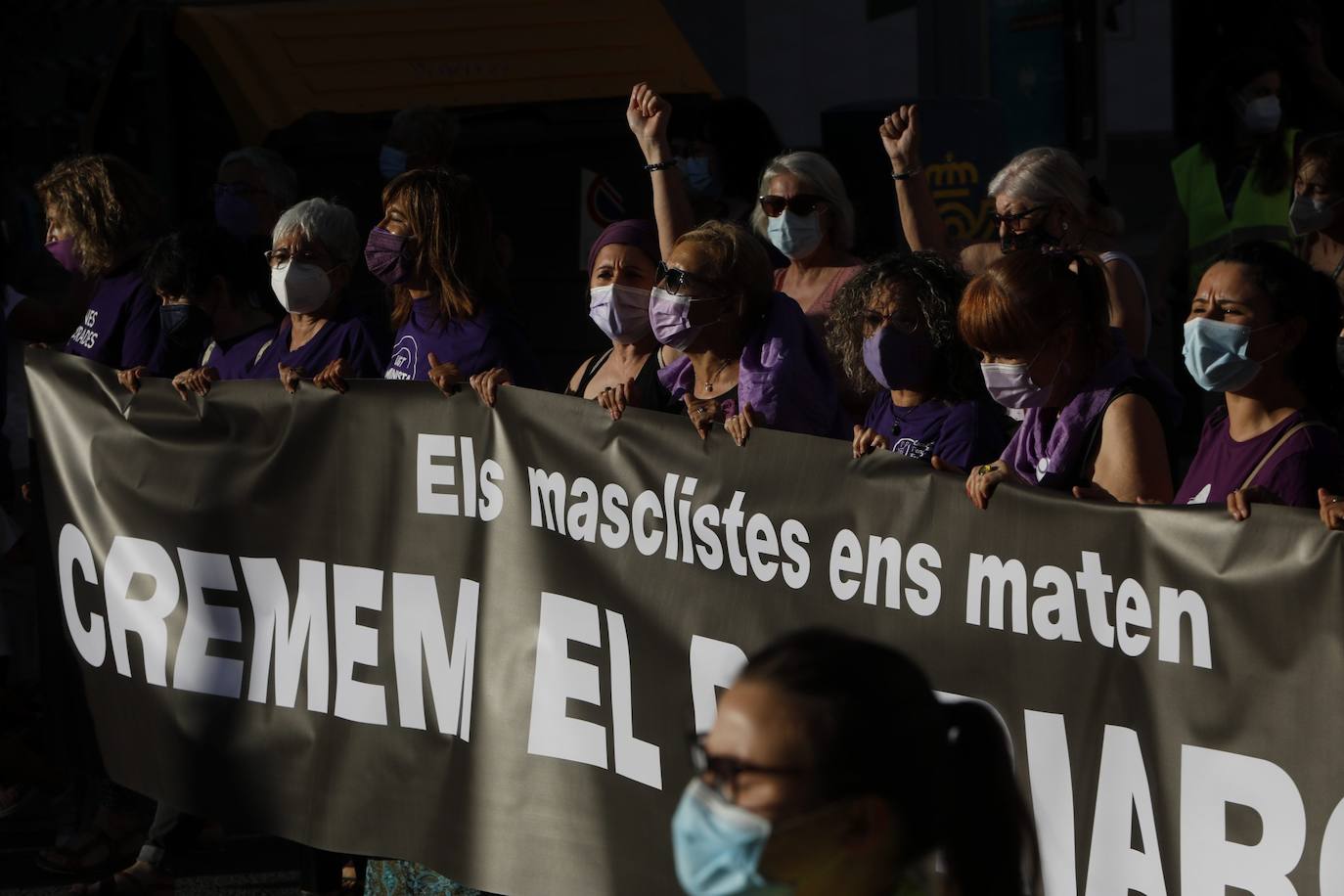 Colectivos feministas se han reunido este martes por la tarde en el centro de Valencia para protestar contra los crímenes machistas que se siguen produciendo en España y en la Comunitat, como el caso de Wafaa, en la Pobla Llarga. El asesino confeso de la joven, que estaba obsesionado con ella, lanzó el cadáver al pozo de una finca familiar, donde fue encontrado la pasada semana por la Guardia Civil. 