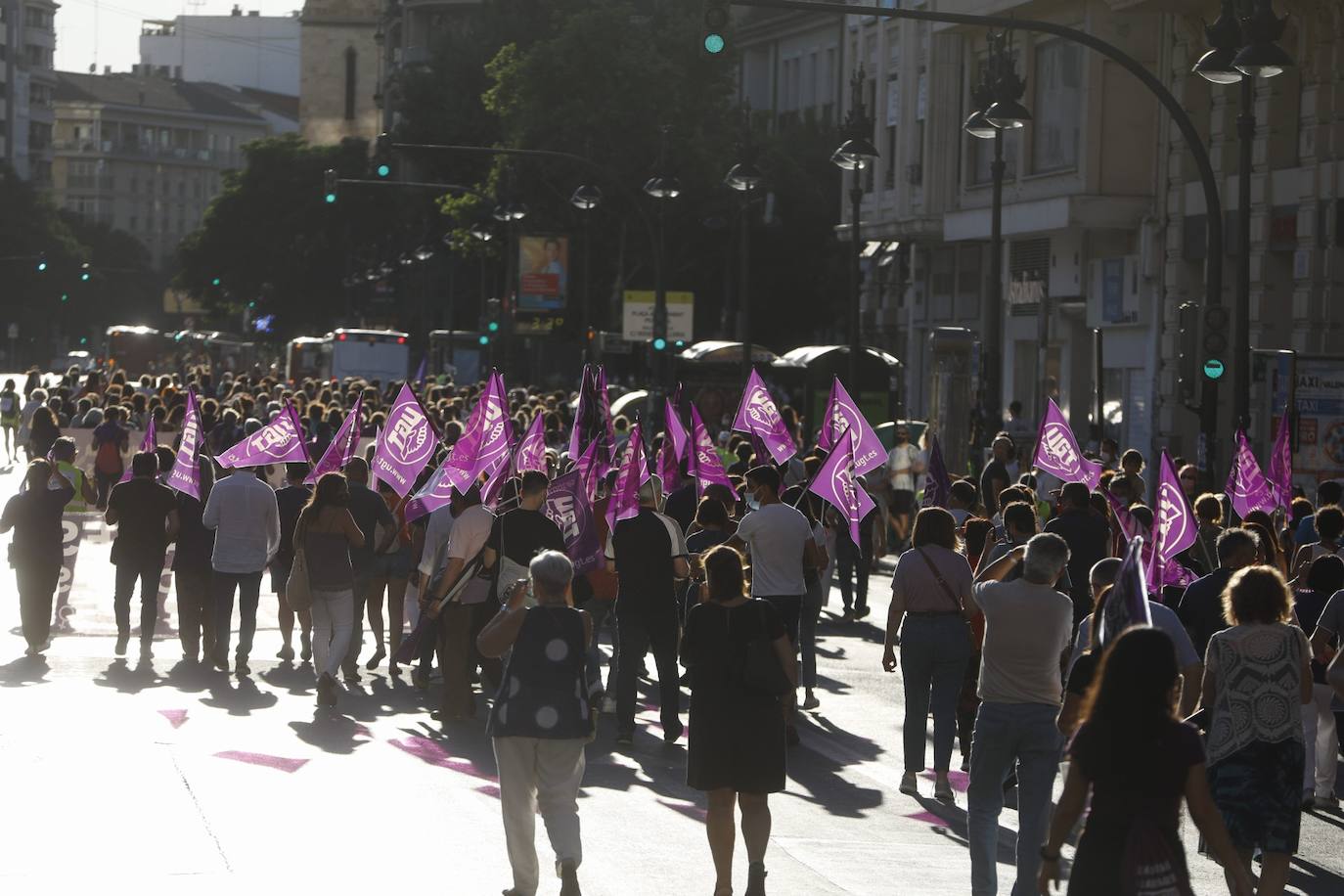 Colectivos feministas se han reunido este martes por la tarde en el centro de Valencia para protestar contra los crímenes machistas que se siguen produciendo en España y en la Comunitat, como el caso de Wafaa, en la Pobla Llarga. El asesino confeso de la joven, que estaba obsesionado con ella, lanzó el cadáver al pozo de una finca familiar, donde fue encontrado la pasada semana por la Guardia Civil. 