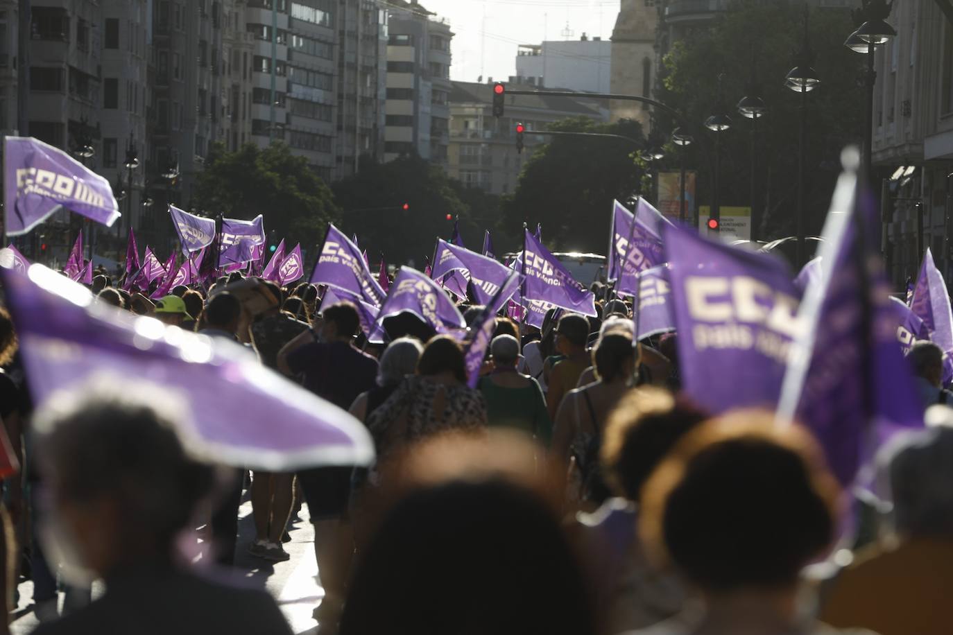 Colectivos feministas se han reunido este martes por la tarde en el centro de Valencia para protestar contra los crímenes machistas que se siguen produciendo en España y en la Comunitat, como el caso de Wafaa, en la Pobla Llarga. El asesino confeso de la joven, que estaba obsesionado con ella, lanzó el cadáver al pozo de una finca familiar, donde fue encontrado la pasada semana por la Guardia Civil. 