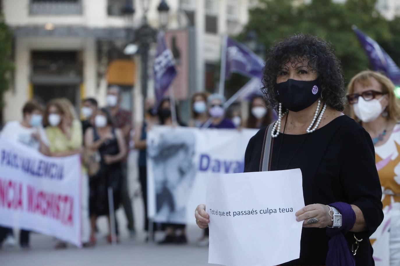 Colectivos feministas se han reunido este martes por la tarde en el centro de Valencia para protestar contra los crímenes machistas que se siguen produciendo en España y en la Comunitat, como el caso de Wafaa, en la Pobla Llarga. El asesino confeso de la joven, que estaba obsesionado con ella, lanzó el cadáver al pozo de una finca familiar, donde fue encontrado la pasada semana por la Guardia Civil. 