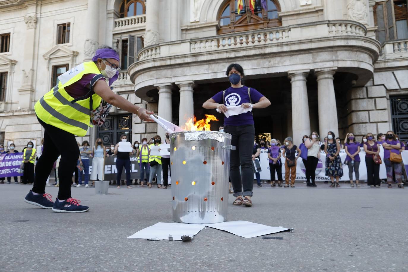 Colectivos feministas se han reunido este martes por la tarde en el centro de Valencia para protestar contra los crímenes machistas que se siguen produciendo en España y en la Comunitat, como el caso de Wafaa, en la Pobla Llarga. El asesino confeso de la joven, que estaba obsesionado con ella, lanzó el cadáver al pozo de una finca familiar, donde fue encontrado la pasada semana por la Guardia Civil. 