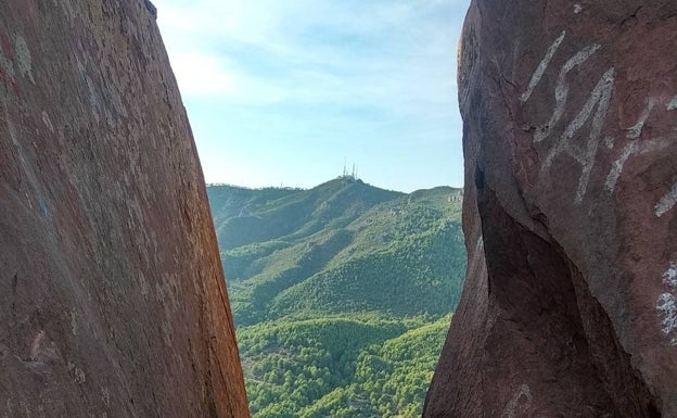 Imágenes entre rocas rojizas dejan ver la belleza del paisaje.