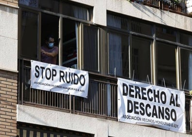 Imagen secundaria 1 - Fincas con pancartas de protesta en la plaza de Honduras. 