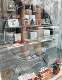 Imagen secundaria 2 - Las librerías 'Imperio' que ha montado la joven en Valencia. 